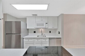 4521 W McNab Rd in Pompano Beach, FL - Foto de edificio - Building Photo