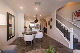 1109 Hibiscus Way in Oceanside, CA - Foto de edificio - Building Photo