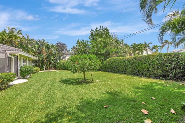 1350 Spanish River Rd in Boca Raton, FL - Foto de edificio - Building Photo