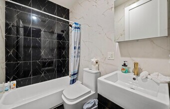 677 Grove St in Jersey City, NJ - Building Photo - Building Photo