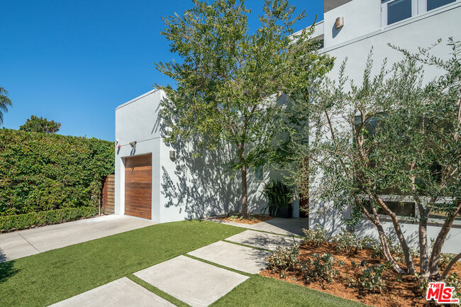 418 Huntley Dr in West Hollywood, CA - Building Photo - Building Photo