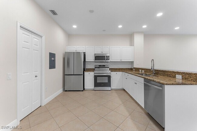 10041 Heather Ln, Unit 304 in Naples, FL - Building Photo - Building Photo