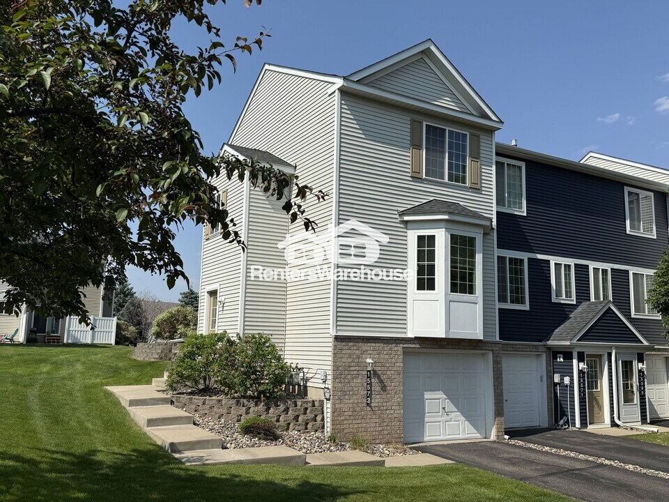 15573 Flight Way in Apple Valley, MN - Building Photo