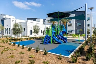 Lakeland Apartments in Santa Fe Springs, CA - Foto de edificio - Building Photo