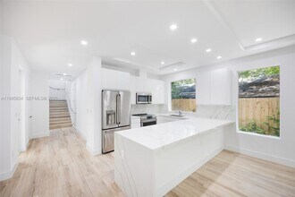 3164 Plaza St in Miami, FL - Building Photo - Building Photo
