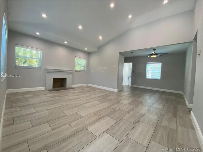 2631 SW 30th Ct in Miami, FL - Building Photo - Building Photo