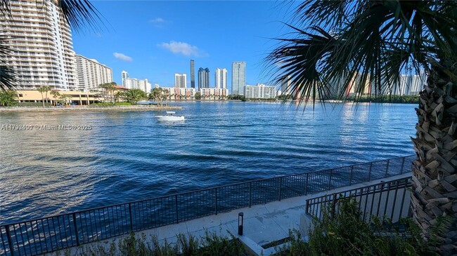 4000 NE 168th St in Miami, FL - Building Photo - Building Photo