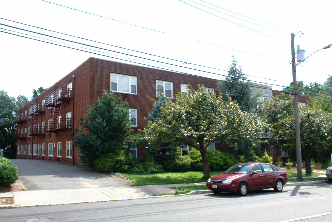 300 E Westfield Ave in Roselle Park, NJ - Building Photo