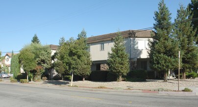 215 W Olive Ave in Sunnyvale, CA - Foto de edificio - Building Photo