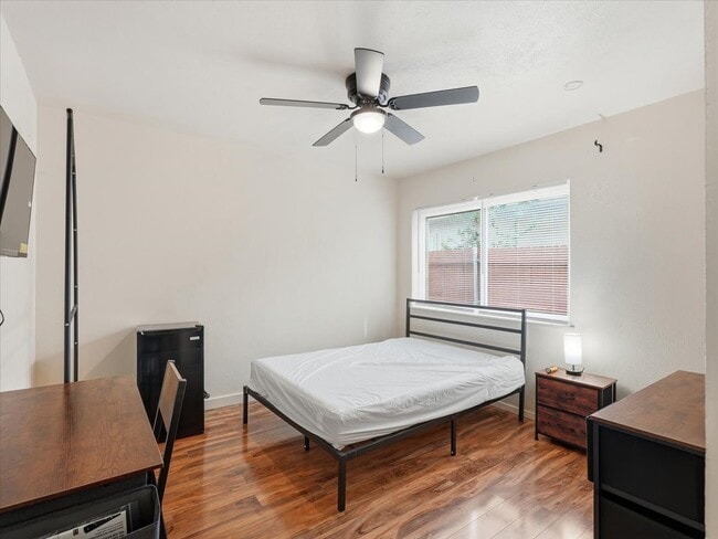 5614 Christie Ln in Garland, TX - Foto de edificio - Building Photo