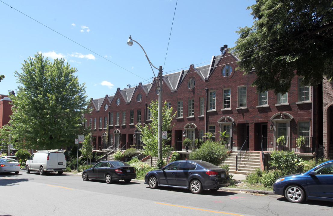 178-192 Bedford Rd in Toronto, ON - Building Photo