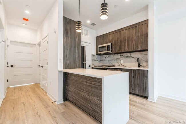 418 Atlantic Ave in Oceanside, NY - Building Photo - Building Photo