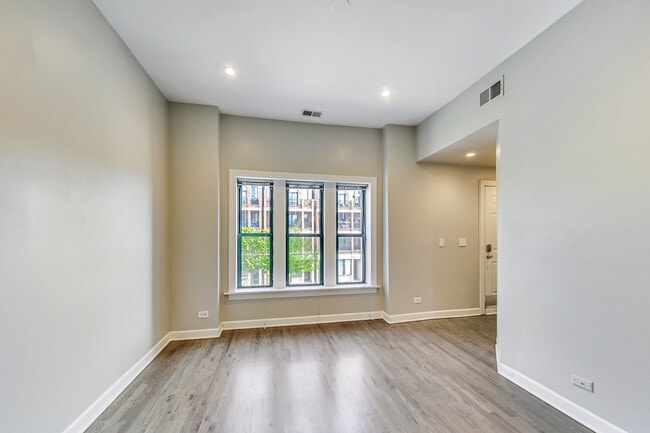 2709 W Chicago Ave in Chicago, IL - Building Photo - Building Photo