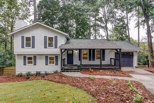 260 Moonshadow Ct in Roswell, GA - Building Photo