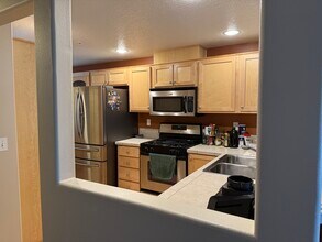 10743 SW Canterbury Ln in Tigard, OR - Foto de edificio - Building Photo