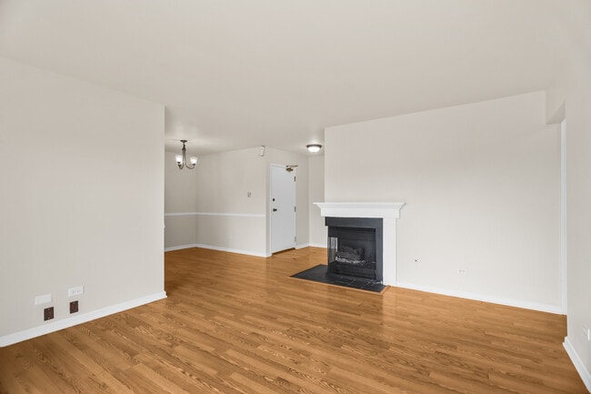 7010 Brighton Ct in Woodridge, IL - Building Photo - Building Photo