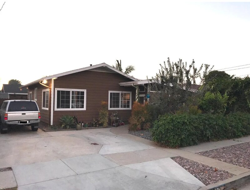 525 Brooks St in Oceanside, CA - Building Photo