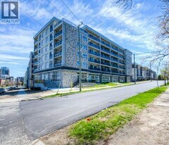 275 Larch St in Waterloo, ON - Building Photo