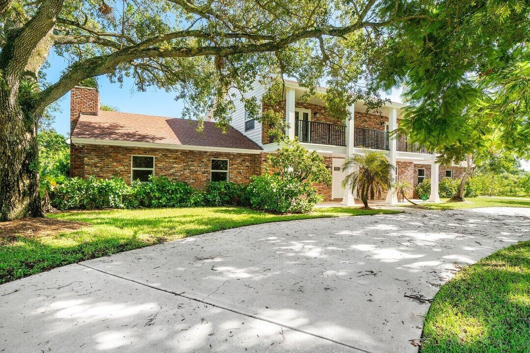 5065 Horseshoe Cir N in West Palm Beach, FL - Building Photo