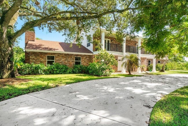 property at 5065 Horseshoe Cir N