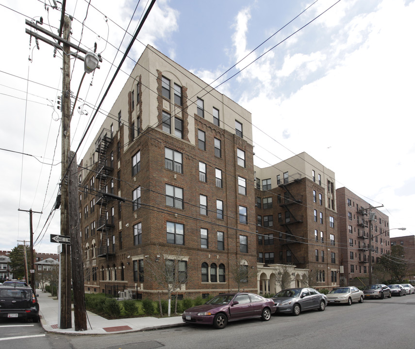 10-56 Neilson St in Far Rockaway, NY - Foto de edificio