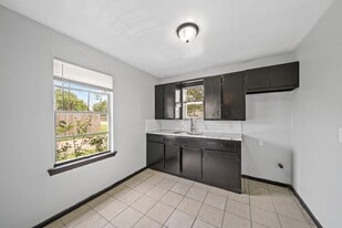 1012 Ann in Pasadena, TX - Building Photo