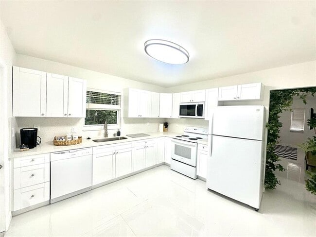 1682 NE 146th St in Miami, FL - Building Photo - Building Photo