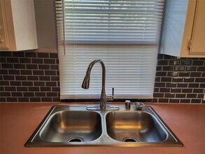 17118 Choctaw Dr in Baytown, TX - Foto de edificio - Building Photo