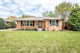 570 Bondstone Dr in Dallas, TX - Building Photo