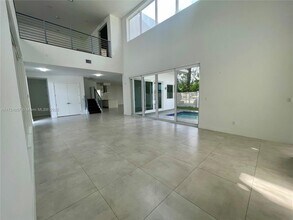 10250 NW 74th Terrace in Doral, FL - Building Photo - Building Photo