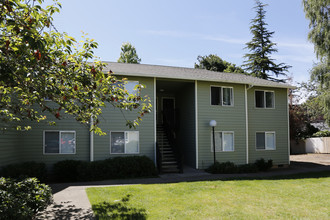 Gresham Village Square Apartments in Gresham, OR - Building Photo - Building Photo