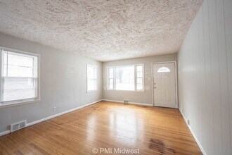 5005 Indianola Ave in Indianapolis, IN - Foto de edificio - Building Photo