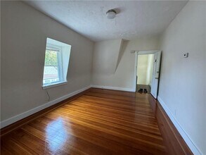 26 Ayrault St in Newport, RI - Foto de edificio - Building Photo