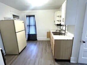 733 Pennsylvania Ave, Unit 2 in Erie, PA - Building Photo - Building Photo