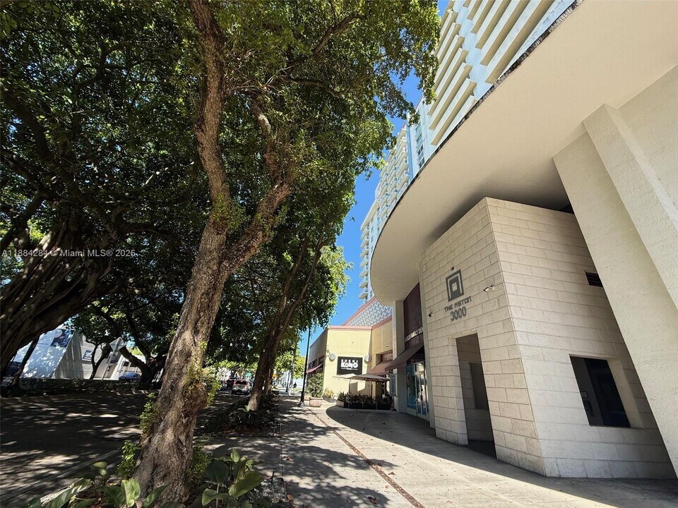 3000 Coral Way, Unit 1117 in Coral Gables, FL - Foto de edificio