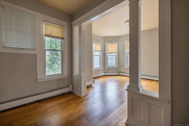 391 Myrtle Ave in Bridgeport, CT - Building Photo - Building Photo
