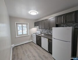 40 Zabriskie St in Hackensack, NJ - Building Photo