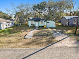 506 Trinity St in Anahuac, TX - Building Photo
