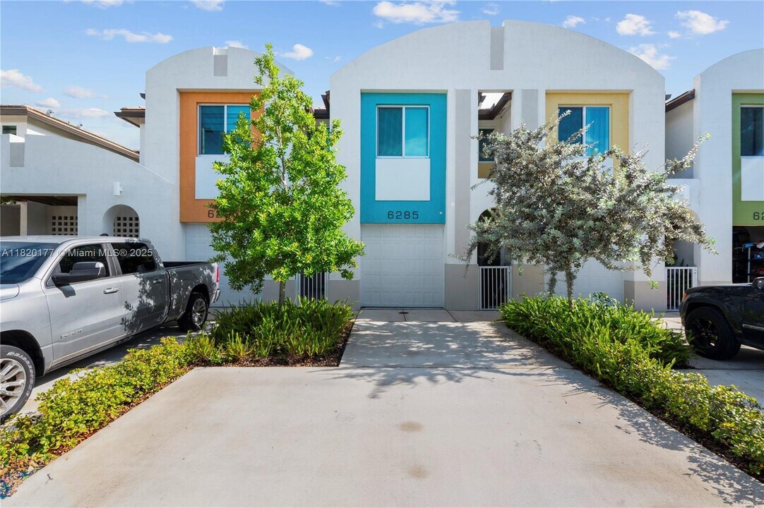 6285 SW 47th Manor in Davie, FL - Building Photo
