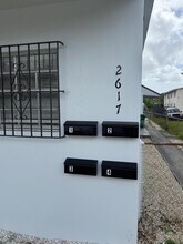 2617 NW 23rd Ave in Miami, FL - Foto de edificio - Building Photo