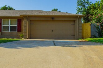 2404 SW 82nd St in Oklahoma City, OK - Building Photo - Building Photo