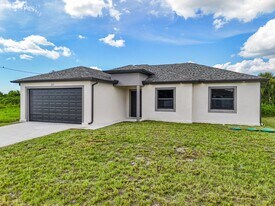 727 Cane St E in Lehigh Acres, FL - Building Photo