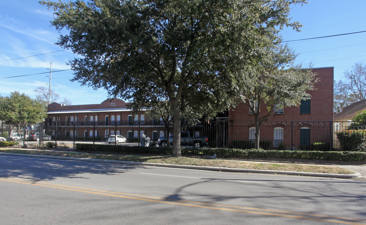 Yale Street Lofts in Houston, TX - Building Photo