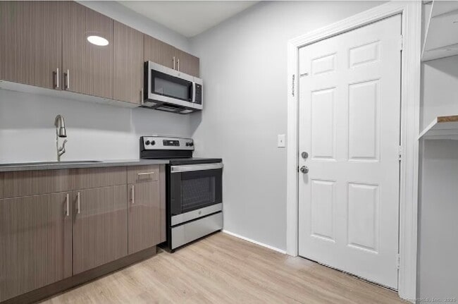 31 Whittier St in Bridgeport, CT - Foto de edificio - Building Photo