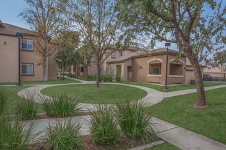 Breakwater Apartments in Bakersfield, CA - Building Photo - Building Photo