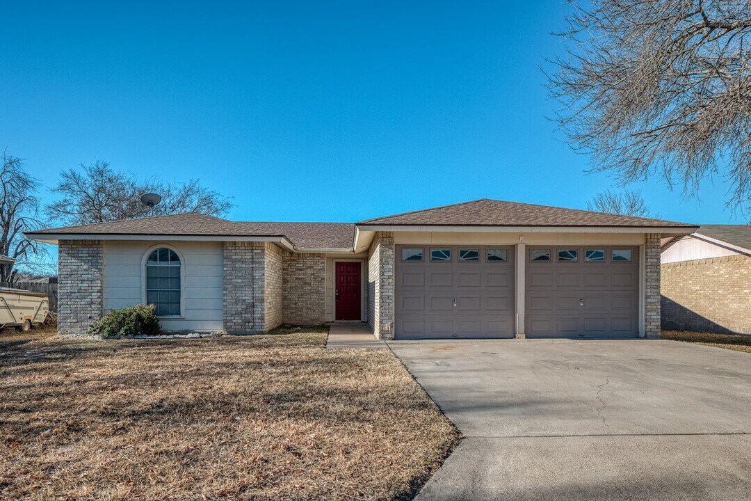 120 Mariposa Dr in Del Rio, TX - Building Photo