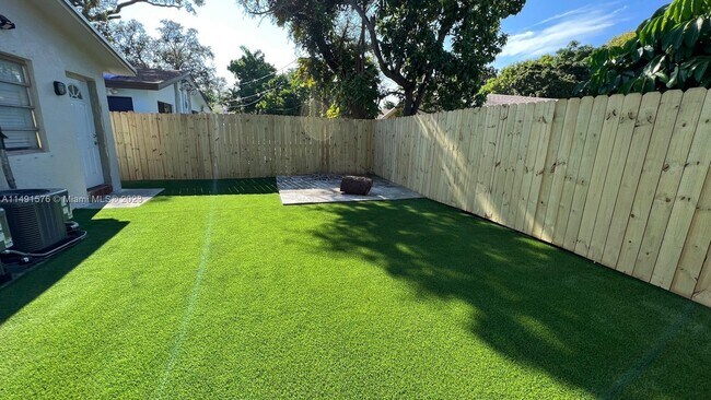 32 SW 9th St, Unit 1-2 in Hallandale Beach, FL - Foto de edificio - Building Photo