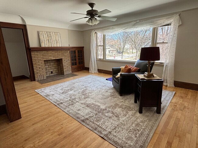 2471 N 66th St, Unit Upper in Wauwatosa, WI - Foto de edificio - Building Photo