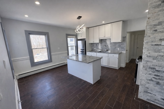 17 Franklin St, Unit Apartment #3 in Fitchburg, MA - Foto de edificio - Building Photo