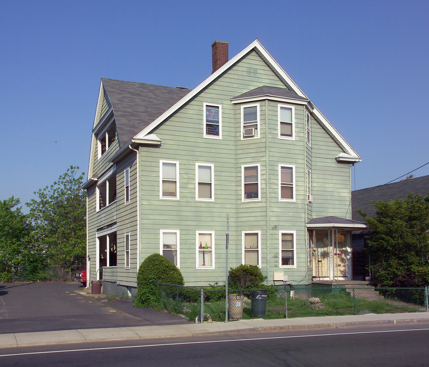 677 Grattan St in Chicopee, MA - Building Photo